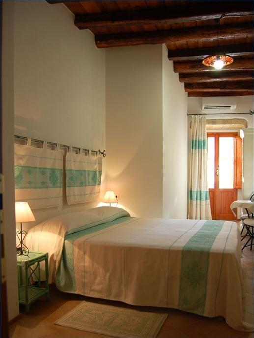 Bed and Breakfast Note Sulla Piazza Кальярі Екстер'єр фото